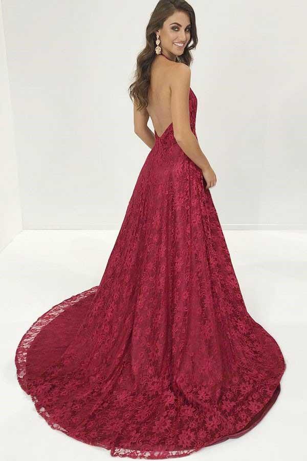 Vestido longo de baile de finalistas com decote em V, renda profunda borgonha, cauda varrida e costas descobertas