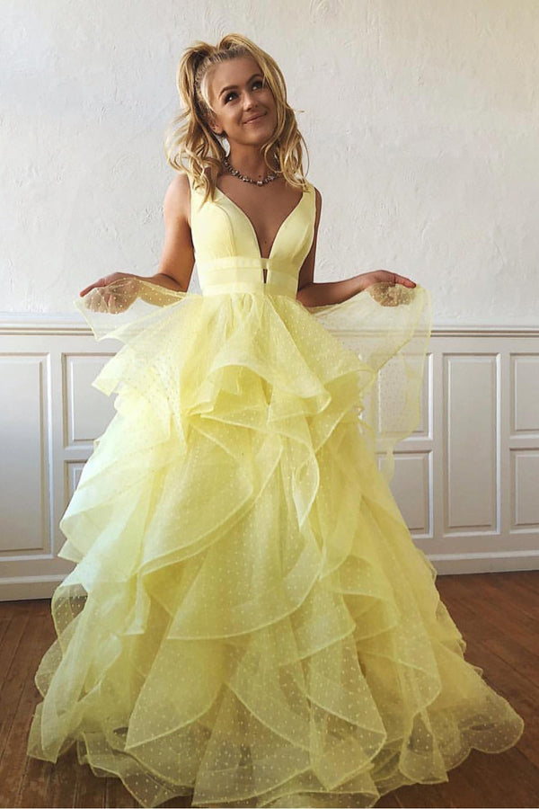 Vestidos de festa amarelos compridos em tule com decote em V, corte em A e folhos