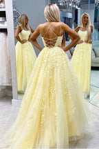 Vestidos de Baile Amarelos em Tule com Alças Finas, Decote Redondo e Saia em Linha A com Apliques