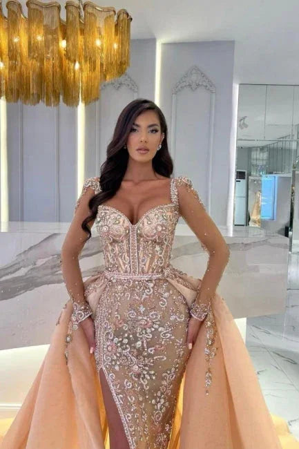 فساتين سهرة بحمالات على شكل قلب من الشمبانيا ذات فتحة أمامية مقسمة مع تطريزات خرزية