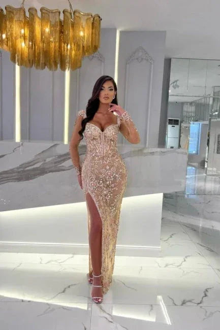 فساتين سهرة بحمالات على شكل قلب من الشمبانيا ذات فتحة أمامية مقسمة مع تطريزات خرزية