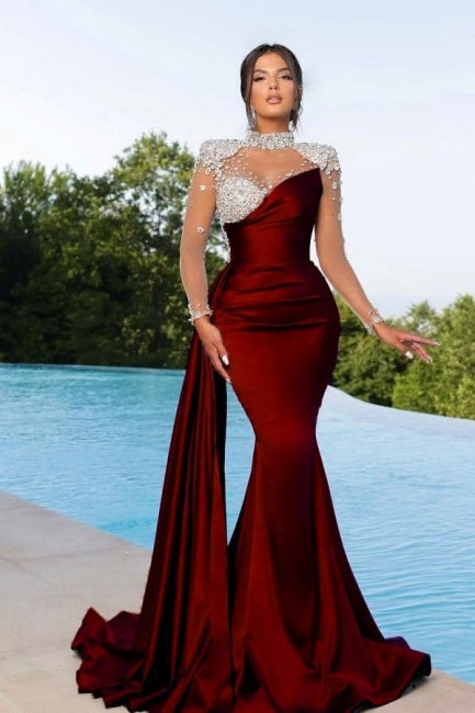 Robe de bal sirène bordeaux ornée de perles argentées