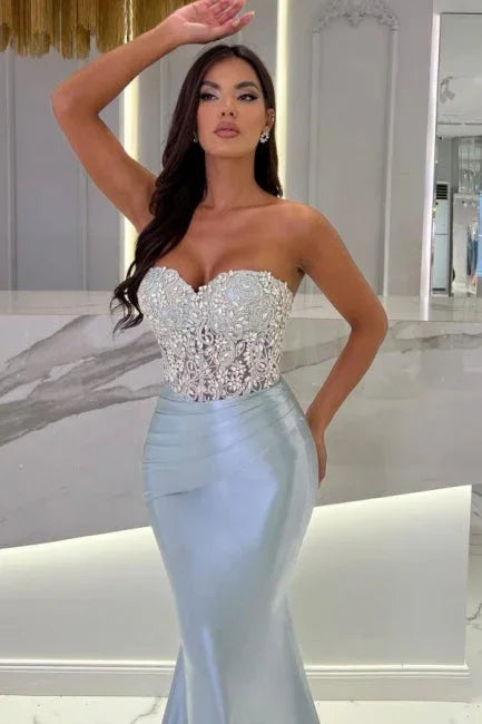 Vestido de fiesta largo hasta el suelo color azul cielo sirena sin mangas con escote corazón y abalorios