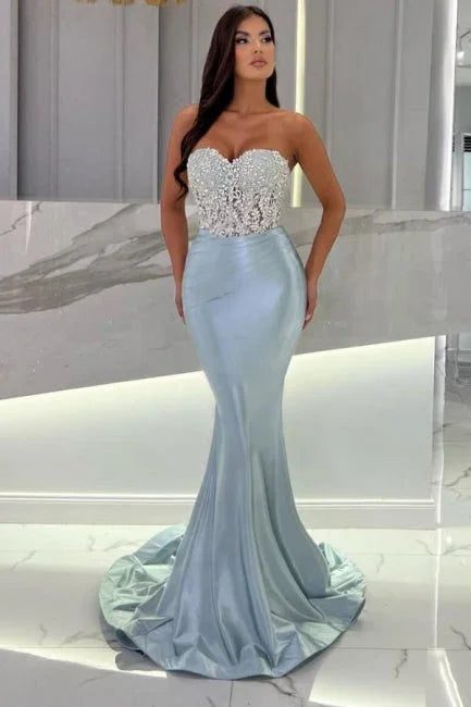 Vestido de fiesta largo hasta el suelo color azul cielo sirena sin mangas con escote corazón y abalorios