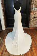 Vestido de novia largo de sirena color marfil con escote vuelto, espalda descubierta y abertura