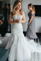 Vestido de novia de tul con cola de sirena, hombros descubiertos y apliques
