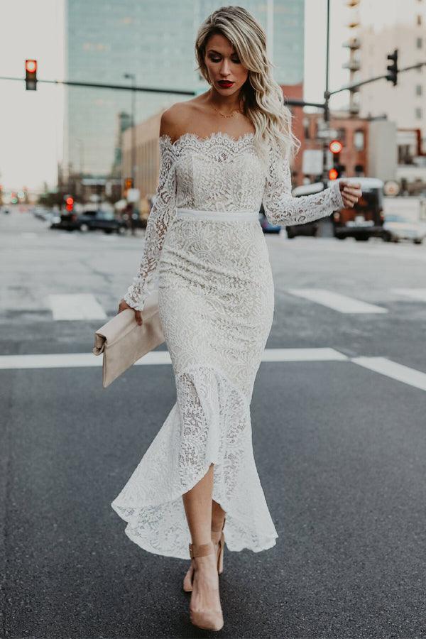 Robe de mariée sirène à épaules dénudées, ourlet asymétrique en dentelle avec manches longues