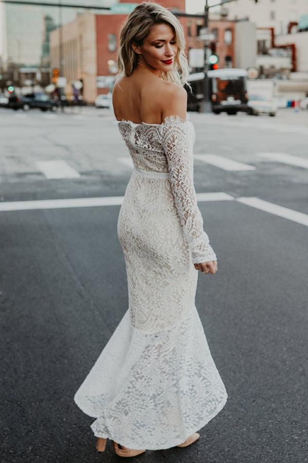 Vestido de novia de sirena con hombros descubiertos, encaje, corte alto y bajo, y mangas largas