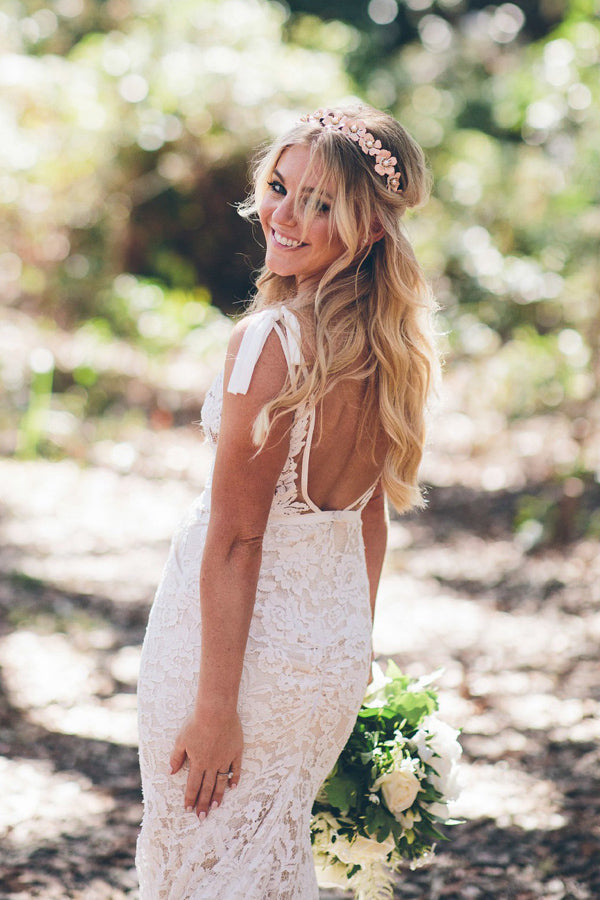 Robe de mariée en dentelle à encolure en V style sirène avec traîne balayante