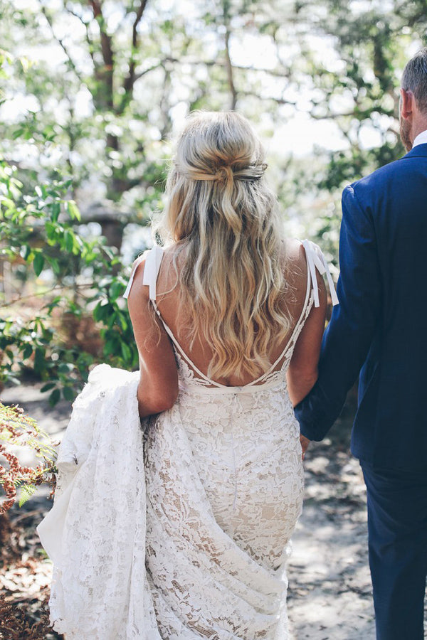 Robe de mariée en dentelle à encolure en V style sirène avec traîne balayante