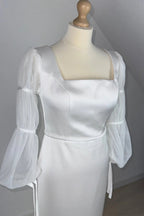 Vestido de novia blanco de sirena con escote cuadrado y mangas largas