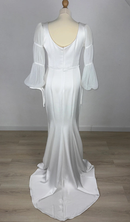 Vestido de novia blanco de sirena con escote cuadrado y mangas largas