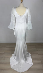Vestido de novia blanco de sirena con escote cuadrado y mangas largas
