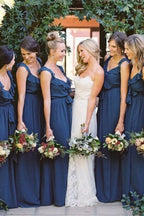 Abito da damigella lungo modesto in chiffon blu marina a linea ad A con scollo a V