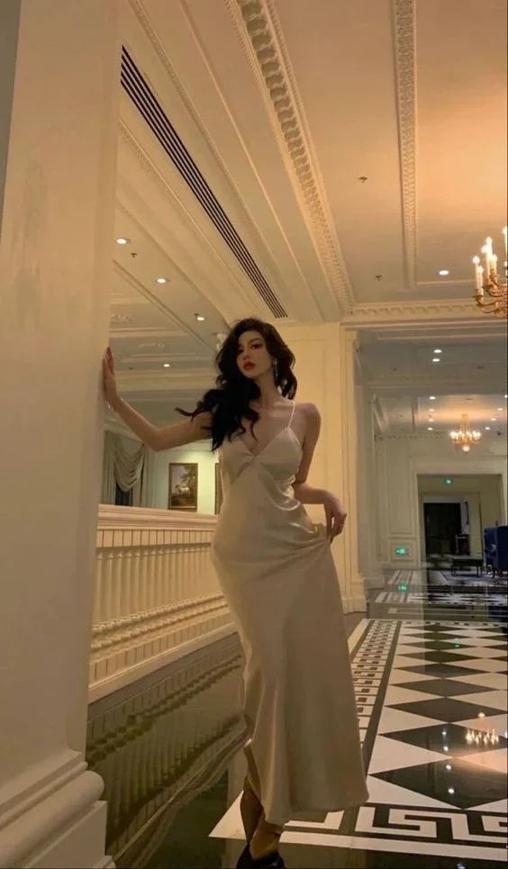 فستان سهرة طويل أنيق بحمالات رفيعة وياقة على شكل حرف V Y7285