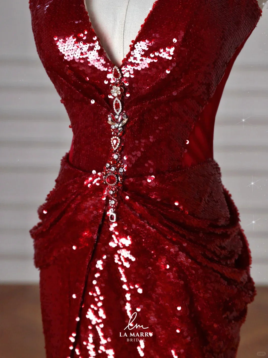 Vestido de Noite Sexy Borgonha com Lantejoulas, Alças ao Pescoço, Decote em V, Sem Costas, Estilo Sereia Y8628