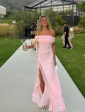 Vestido de Festa Elegante em Chiffon Rosa com Ombros Descobertos e Fenda Y8236