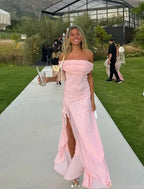 Vestido de Festa Elegante em Chiffon Rosa com Ombros Descobertos e Fenda Y8236
