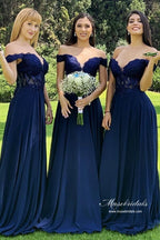 Abito lungo da damigella in chiffon blu marina a linea ad A con spalle scoperte e pizzo