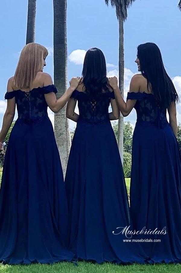 Vestidos largos de dama de honor de gasa azul marino con corte A y hombros descubiertos con encaje