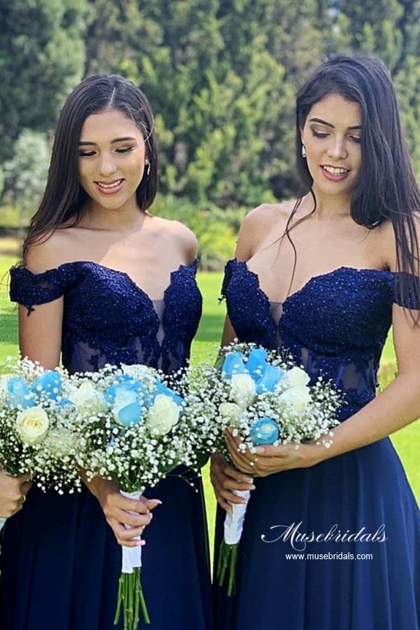 Vestidos largos de dama de honor de gasa azul marino con corte A y hombros descubiertos con encaje