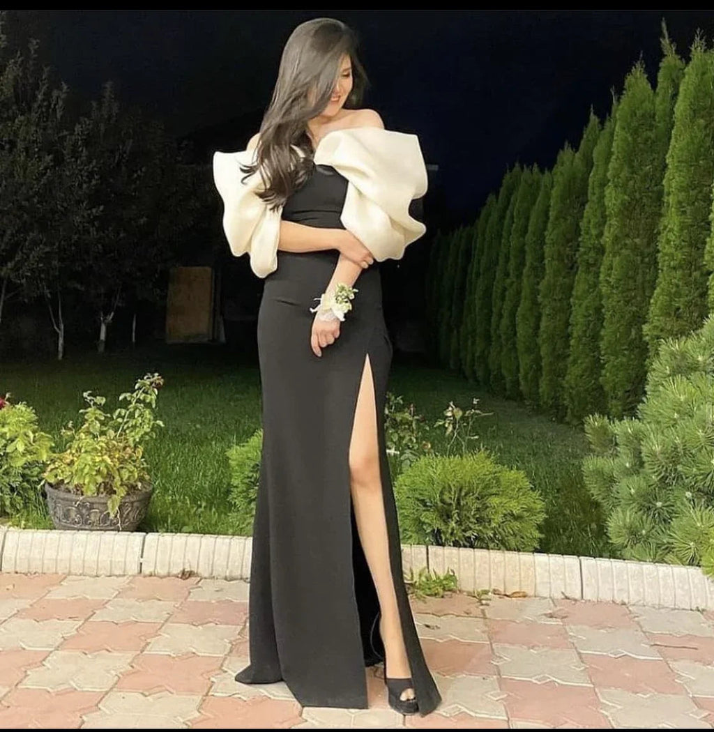 Vestido de Noite Elegante Branco com Costura Preta e Fenda Y5550