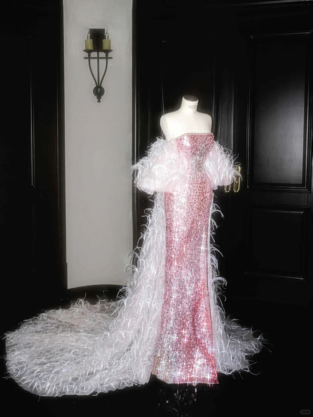 Vestido de noche sirena sin tirantes con lentejuelas y plumas rosa hada con abertura para baile de graduación Y8660