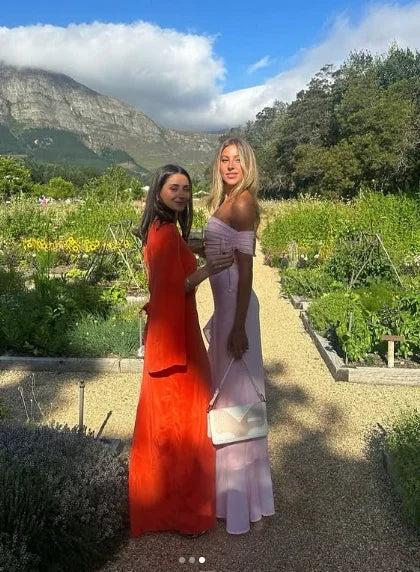 Vestido de Festa Elegante em Chiffon Rosa com Ombros Descobertos e Fenda Y8236