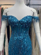 Vestido de baile comprido de lantejoulas azul oceano com ombros descobertos e mangas curtas com missangas