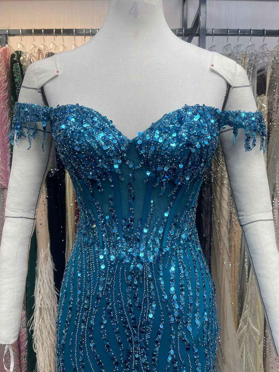 Vestido de baile comprido de lantejoulas azul oceano com ombros descobertos e mangas curtas com missangas