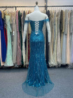 Vestido de baile comprido de lantejoulas azul oceano com ombros descobertos e mangas curtas com missangas