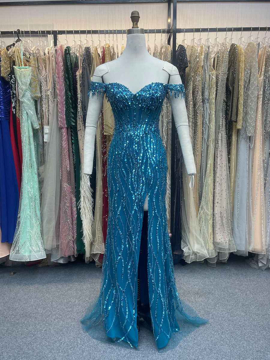 Vestido de baile comprido de lantejoulas azul oceano com ombros descobertos e mangas curtas com missangas