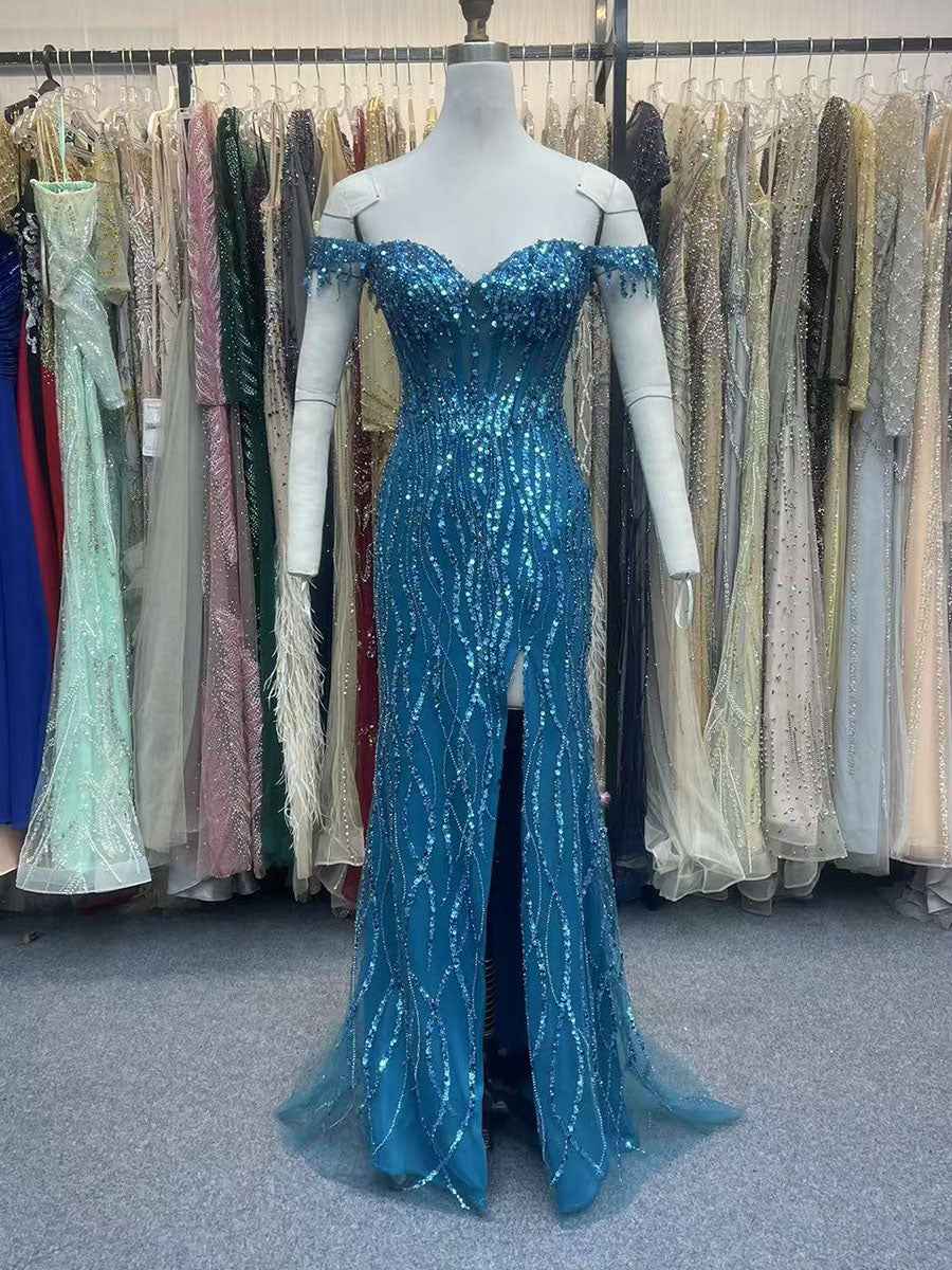 Vestido de baile comprido de lantejoulas azul oceano com ombros descobertos e mangas curtas com missangas