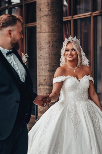 Vestido de Noiva com Decote Coração e Ombros Descobertos, Saia Rodada e Aplicações