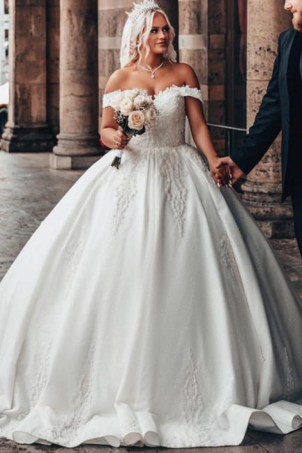Vestido de Noiva com Decote Coração e Ombros Descobertos, Saia Rodada e Aplicações