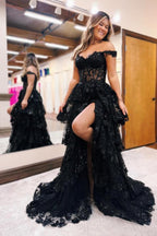 Abito lungo da sera nero in pizzo con scollo a barca, linea a trapezio e spacco laterale per ballo di fine anno