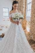 Elegante abito da sposa bianco lungo a linea ad A con scollo a spalle scoperte in tulle e pizzo floreale