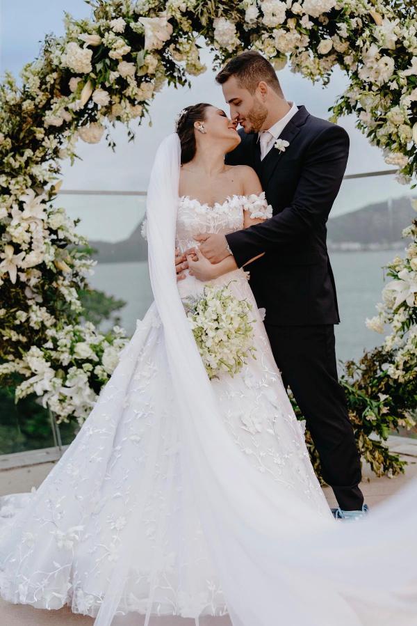 Elegante abito da sposa bianco lungo a linea ad A con scollo a spalle scoperte in tulle e pizzo floreale