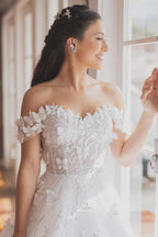 Elegante abito da sposa bianco lungo a linea ad A con scollo a spalle scoperte in tulle e pizzo floreale