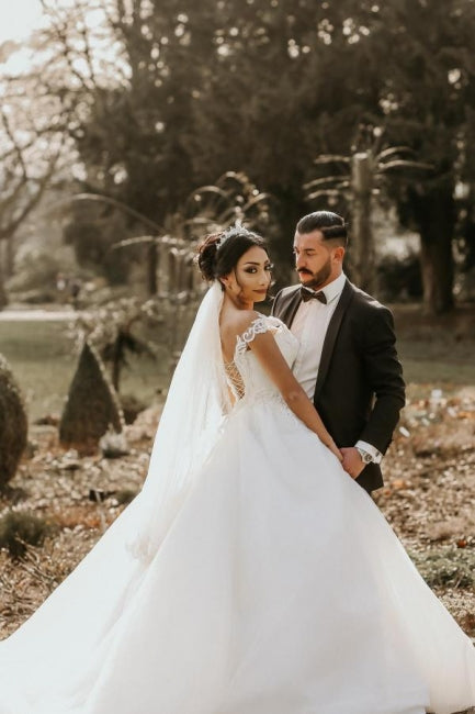 Vestido de novia blanco con hombros descubiertos y corte jardín