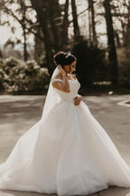 Vestido de novia blanco con hombros descubiertos y corte jardín