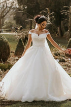 Vestido de novia blanco con hombros descubiertos y corte jardín