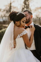 Vestido de novia blanco con hombros descubiertos y corte jardín