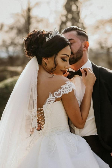 Vestido de novia blanco con hombros descubiertos y corte jardín