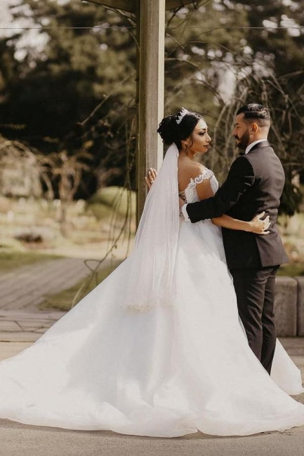 Vestido de novia blanco con hombros descubiertos y corte jardín
