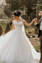 Vestido de novia blanco con hombros descubiertos y corte jardín