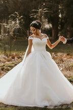 Vestido de novia blanco con hombros descubiertos y corte jardín
