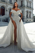 Elegante abito da sposa lungo con spalle scoperte, paillettes e spacco, stile sirena