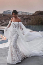 Schulterfreies Meerjungfrau-Strandbrautkleid aus Spitze mit abnehmbarer Schleppe