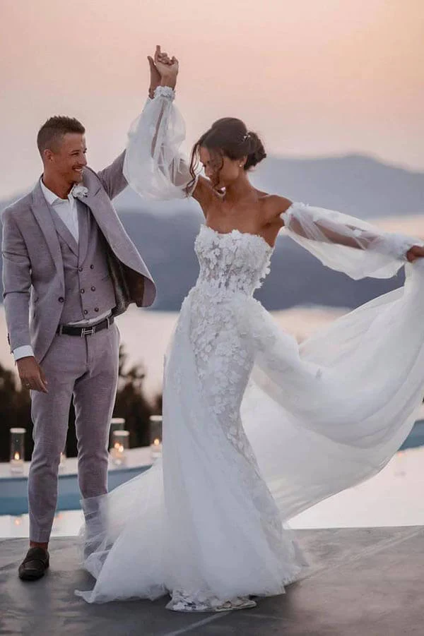 Schulterfreies Meerjungfrau-Strandbrautkleid aus Spitze mit abnehmbarer Schleppe